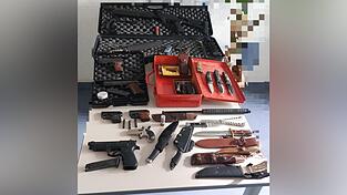 Das Foto zeigt nur einen Teil der sichergestellten Waffen.