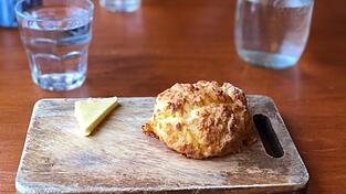 Alexandras Cheese Scones schmecken am besten warm und mit etwas Butter.