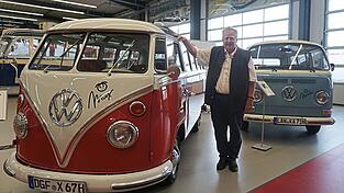 Den VW T1 'Max' (links) hatte Konrad Auwärter bereits in seiner Sammlung, neu im Automobilpark ist das Nachfolgemodell VW T2. Es wurde auf einem Schrottplatz gefunden und restauriert. In der Version, die in Pilsting steht, wurden nur neun Fahrzeuge gebaut.