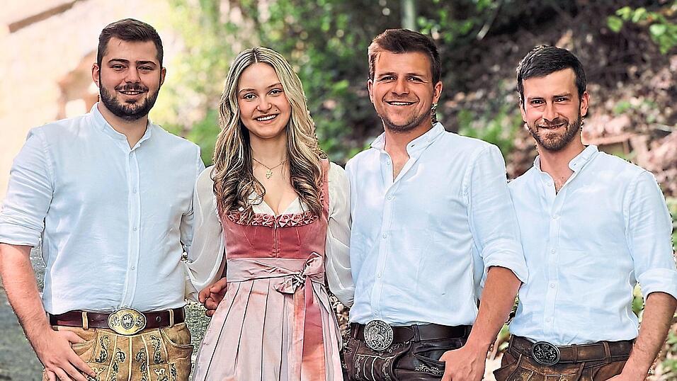 Das Pfingstbrautpaar 2026: Benedikt Aschenbrenner und Romy Weindl mit den Brautführern Maximilian Steidl und Andreas Zimmerer. Foto: Aschenbrenner Das Pfingstbrautpaar 2026: Benedikt Aschenbrenner und Romy Weindl mit den Brautführern Maximilian Steidl und Andreas Zimmerer. Foto: Aschenbrenner