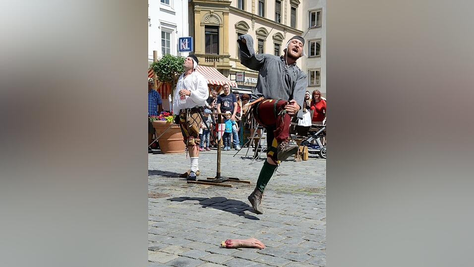 Mittelalter-Flair und super Stimmung: Die lange Einkaufsnacht 'Schlaflos' war gleichzeitig der Auftakt zum Mittelalter-Fest in Straubing. Mittelalter-Flair und super Stimmung: Die lange Einkaufsnacht 'Schlaflos' war gleichzeitig der Auftakt zum Mittelalter-Fest in Straubing.