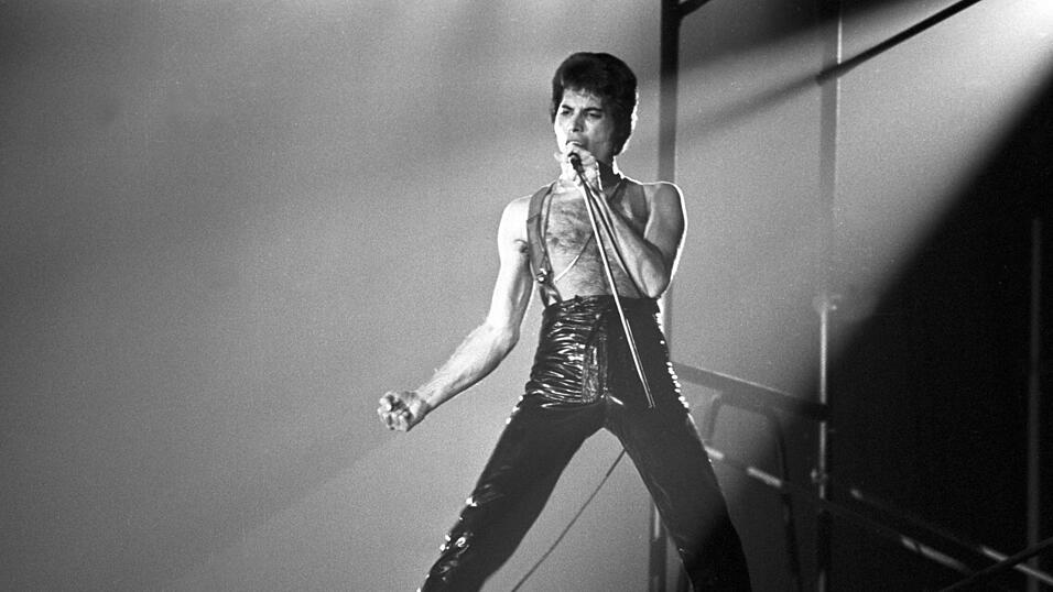Au&szlig;erdem ist Freddie Mercury f&uuml;r seine eindrucksvolle B&uuml;hnenpr&auml;senz bekannt und gilt l&auml;ngst als einer der gr&ouml;&szlig;ten Entertainer des 20. Jahrhunderts. Hier steht er in Hamburg auf der B&uuml;hne, es ist der 17. Januar 1979 .