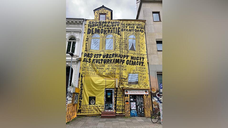 Der Künstler Sönke Lühring gestaltete die Fassade. Der Künstler Sönke Lühring gestaltete die Fassade.