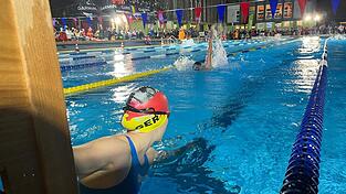 Bei der WM in Molveno: Christina Gockeln wartet im zwei Grad kalten Wasser auf ihren Start.