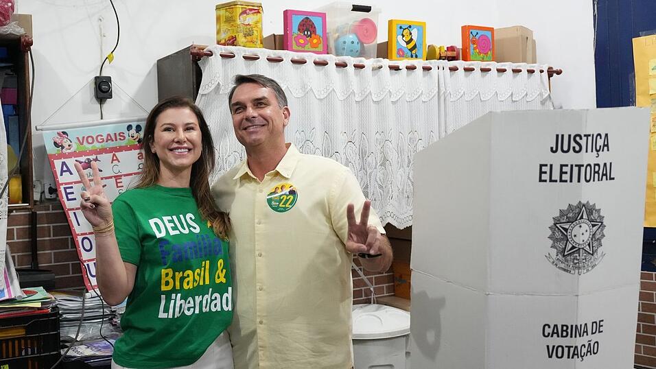 Pr&auml;sidentschaftskandidat Fl&aacute;vio Bolsonaro gibt seine Stimme ab.