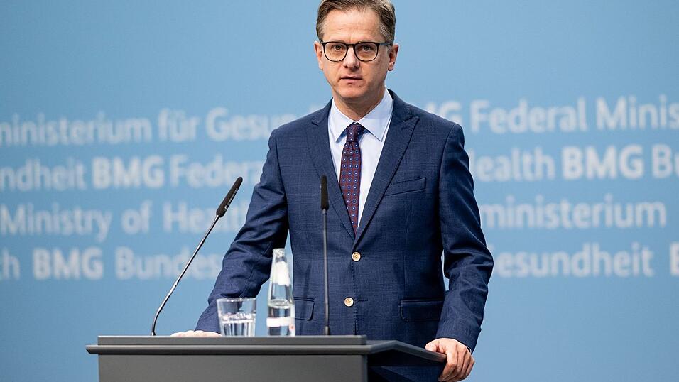 Gesundheitsminister Linemann schließt Leistungskürzungen in der Pflegeversicherung nicht aus. Gesundheitsminister Linemann schließt Leistungskürzungen in der Pflegeversicherung nicht aus.