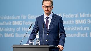 Gesundheitsminister Linemann schließt Leistungskürzungen in der Pflegeversicherung nicht aus. Gesundheitsminister Linemann schließt Leistungskürzungen in der Pflegeversicherung nicht aus.
