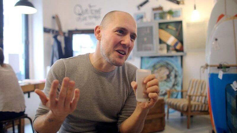 Der Sänger, Schauspieler und Besitzer eines Ladens für Hundefutter, Oli P. (Oliver Petszokat) spricht am 19.02.2016 in Köln (Nordrhein-Westfalen) über seine neue Single ·Wie früher·. Der Sänger, Schauspieler und Besitzer eines Ladens für Hundefutter, Oli P. (Oliver Petszokat) spricht am 19.02.2016 in Köln (Nordrhein-Westfalen) über seine neue Single ·Wie früher·.