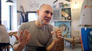 Der Sänger, Schauspieler und Besitzer eines Ladens für Hundefutter, Oli P. (Oliver Petszokat) spricht am 19.02.2016 in Köln (Nordrhein-Westfalen) über seine neue Single ·Wie früher·. Der Sänger, Schauspieler und Besitzer eines Ladens für Hundefutter, Oli P. (Oliver Petszokat) spricht am 19.02.2016 in Köln (Nordrhein-Westfalen) über seine neue Single ·Wie früher·.