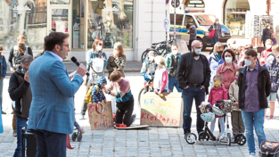 Nach Gotthardt (FW, links im Bild) erzählen fünf Schülerinnen, dass sie sich gar nicht mehr erinnern könnten, 'wann ich das letzte Mal richtig in der Schule war'. Nach Gotthardt (FW, links im Bild) erzählen fünf Schülerinnen, dass sie sich gar nicht mehr erinnern könnten, 'wann ich das letzte Mal richtig in der Schule war'.