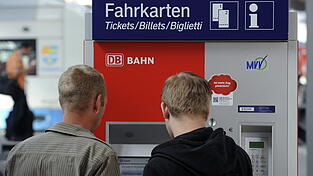 Zwei Männer stehen an einem Fahrkartenautomaten. Ab nächstem Jahr kann man auch in Landshut Tickets zum MVV-Tarif kaufen.
