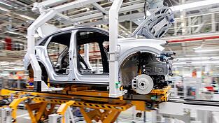 Die deutsche Autoindustrie schaut positiver in die Zukunft. (Symbobild) Die deutsche Autoindustrie schaut positiver in die Zukunft. (Symbobild)