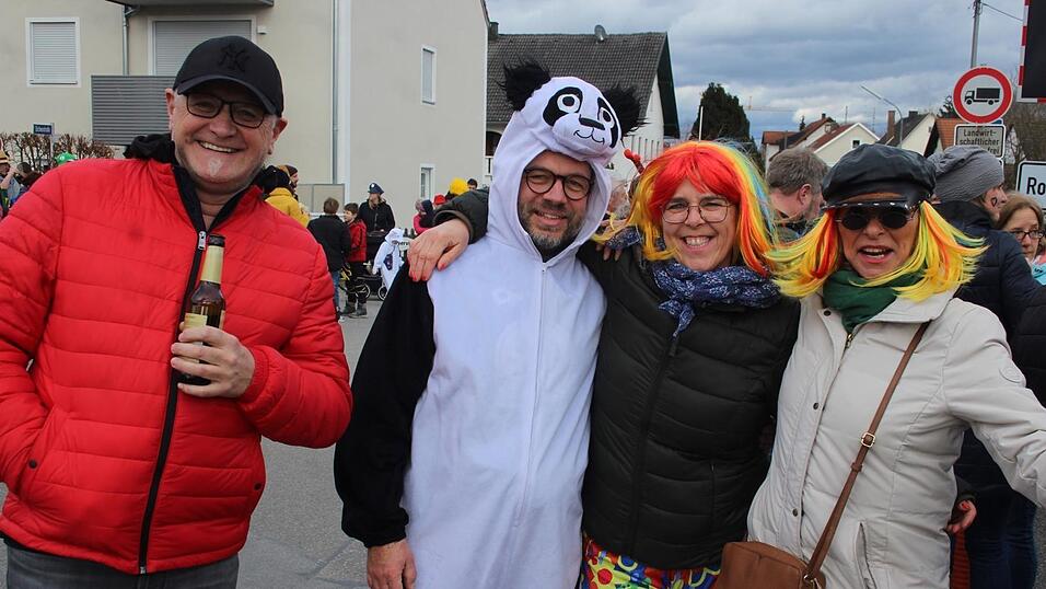 Viele Faschings-Fans haben sich am Samstag den Umzug in Langenbach angesehen. Viele Faschings-Fans haben sich am Samstag den Umzug in Langenbach angesehen.