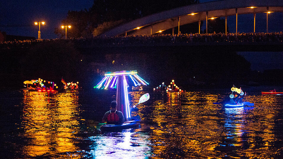 Alle Bilder dazu finden Sie hier.Foto: Mathias AdamDie Lampionfahrt verwandelte die Donau in ein Lichtermehr.