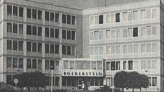 Die 1963 erbaute Firmenzentrale, fotografiert in den 1980er-Jahren. Zu dieser Zeit war Roederstein noch ein weltweit f&uuml;hrender Hersteller von Elektronikbauteilen. Niederlassungen unter anderem in Portugal und den USA, Vertretungen in Dutzenden L&auml;ndern waren das Ergebnis von Innovationen und Gesch&auml;ftst&uuml;chtigkeit.