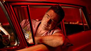 Elvis-Tolle, amerikanischer Schlitten: Dick Brave ist zur&uuml;ck und gastiert am Samstag, 14. November, beim Rivertone-Festival in der Fraunhoferhalle. Tickets sind erh&auml;ltlich unter www.rivertone.de.