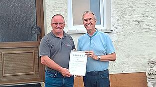 Zum 25-jährigen Dienstjubiläum überreichte Bürgermeister Herbert Blascheck (r.) Bauhofleiter Heribert Roithmeier die Ehrenurkunde. Das ganze Bauhofteam darf sich auf einen neuen Traktor freuen. Zum 25-jährigen Dienstjubiläum überreichte Bürgermeister Herbert Blascheck (r.) Bauhofleiter Heribert Roithmeier die Ehrenurkunde. Das ganze Bauhofteam darf sich auf einen neuen Traktor freuen.