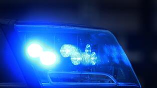 Die Polizei ermittelt, weil der Stahlzug wohl nicht richtig gesichert war. (Symbolbild)
