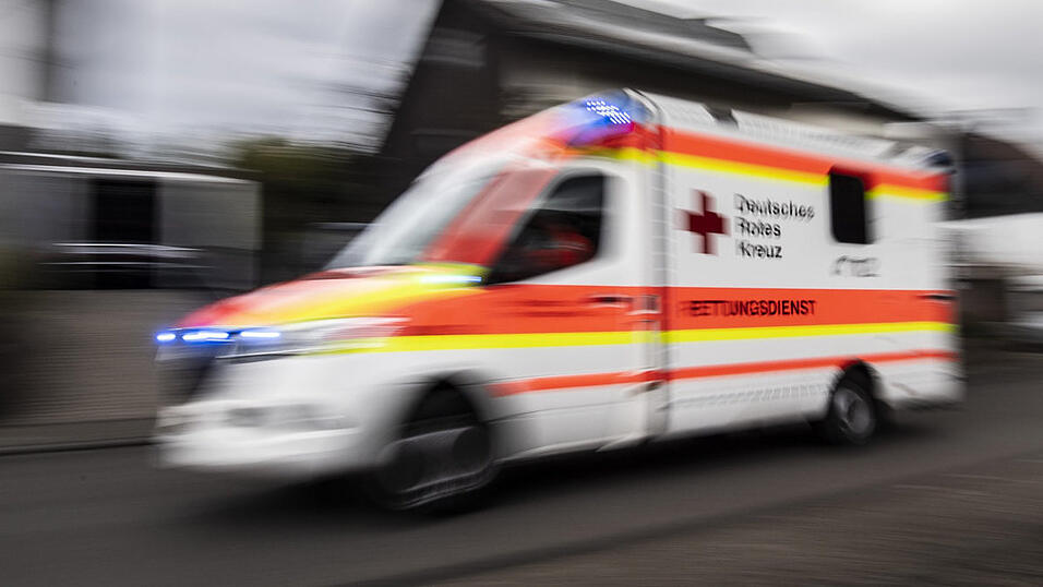 Der Rettungsdienst hat den leicht verletzten Fußgänger ins Krankenhaus gebracht. (Symbolbild) Der Rettungsdienst hat den leicht verletzten Fußgänger ins Krankenhaus gebracht. (Symbolbild)