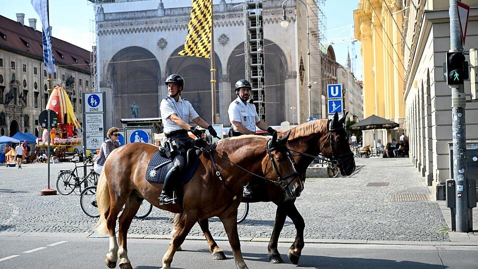 Berittene Polizei beim Jubiläum. Berittene Polizei beim Jubiläum.