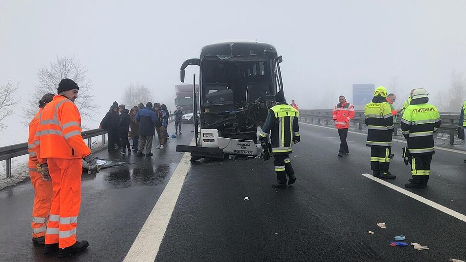Aus noch ungeklärter Ursache ist am Mittwochmittag auf der A3 zwischen Schwarzach und Metten ein Omnibus auf einen LKW aufgefahren. Aus noch ungeklärter Ursache ist am Mittwochmittag auf der A3 zwischen Schwarzach und Metten ein Omnibus auf einen LKW aufgefahren.