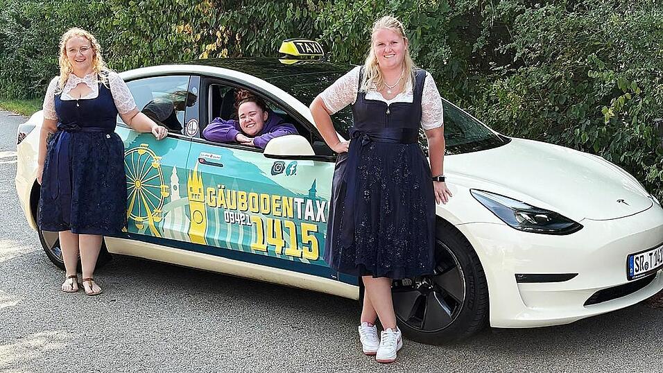 Corinna, Selina und Jasmin (v.l.) sind Fahrerinnen des Frauentaxis.