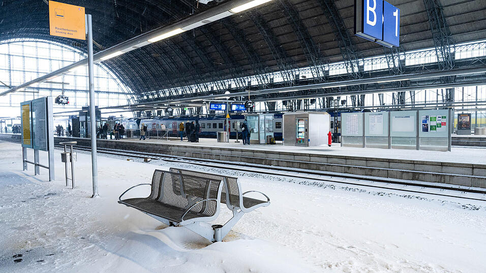 Der Schnee wurde vom Wind bis in die Halle des Bremer Hauptbahnhofes geweht.