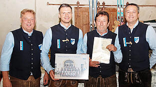 Im Rahmen des Helferfestes wurde Josef Auburger (Zweiter von rechts) die Würde des Ehrenschirmherrn zuteil. Im Rahmen des Helferfestes wurde Josef Auburger (Zweiter von rechts) die Würde des Ehrenschirmherrn zuteil.