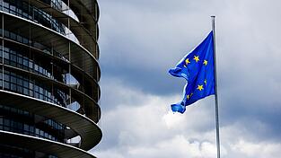 Die Flagge der Europäischen Union weht vor dem Gebäude des Europäischen Parlaments im Wind. Vom 6. bis zum 9. Juni 2024 wählen die Bürger der 27 EU-Staaten das Europäische Parlament. Die Flagge der Europäischen Union weht vor dem Gebäude des Europäischen Parlaments im Wind. Vom 6. bis zum 9. Juni 2024 wählen die Bürger der 27 EU-Staaten das Europäische Parlament.