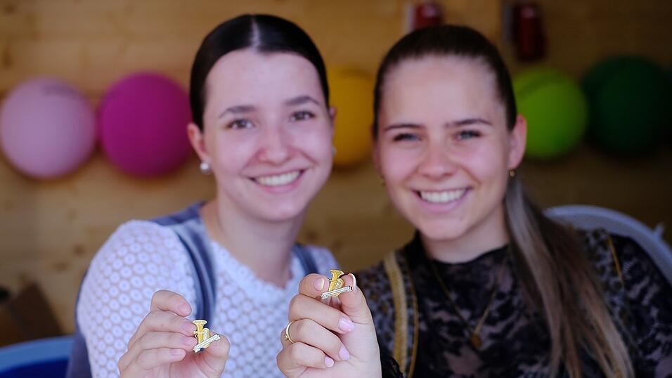 Die zwei Hostessen verkauften die letzten Tuba-Pins am fr&uuml;hen Sonntagabend. Verkaufsstart war Freitag 16 Uhr.