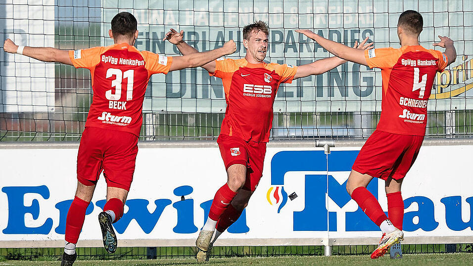 Tobias Lermer (M.) erzielt beim letzten Gastspiel Aubstadts in Hankofen den 1:0-Siegtreffer. Ein bisschen etwas von der damaligen Mentalität würde den „Dorfbuam“ auch dieses Mal wohl ganz guttun. Tobias Lermer (M.) erzielt beim letzten Gastspiel Aubstadts in Hankofen den 1:0-Siegtreffer. Ein bisschen etwas von der damaligen Mentalität würde den „Dorfbuam“ auch dieses Mal wohl ganz guttun.