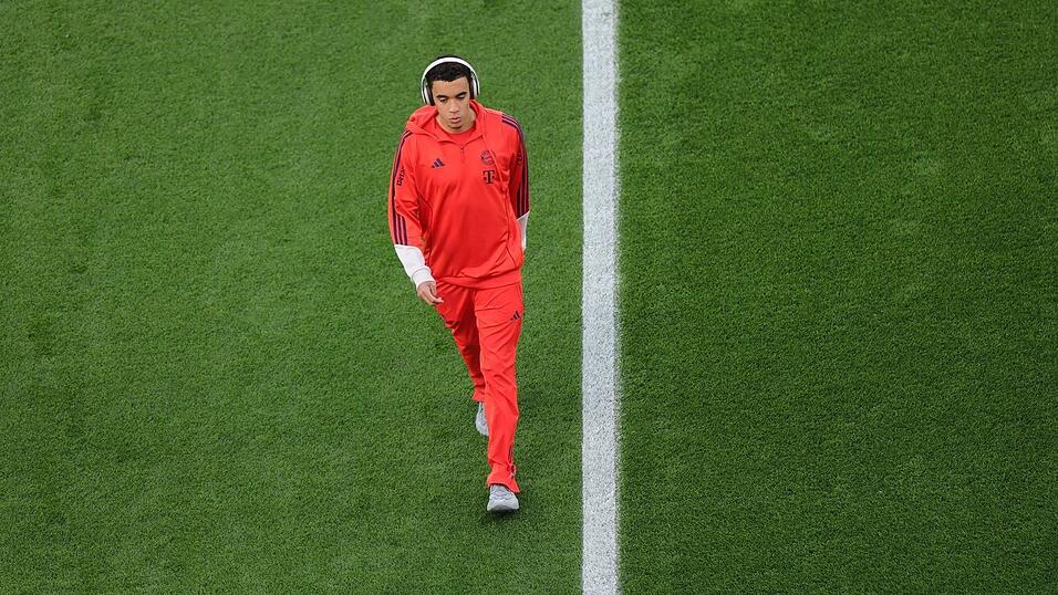 Vor dem Spiel alleine mit Kopfh&ouml;rern, nach dem Spiel als DJ aktiv: Jamal Musiala.