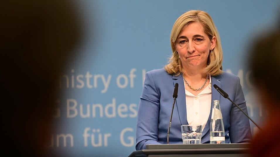 Gesundheitsministerin Nina Warken will mit ihrer Reform die Milliarden-L&uuml;cken in der Pflege schlie&szlig;en und erneute allgemeine Beitragsanhebungen vermeiden.