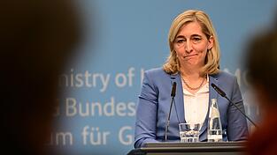 Gesundheitsministerin Nina Warken will mit ihrer Reform die Milliarden-L&uuml;cken in der Pflege schlie&szlig;en und erneute allgemeine Beitragsanhebungen vermeiden.