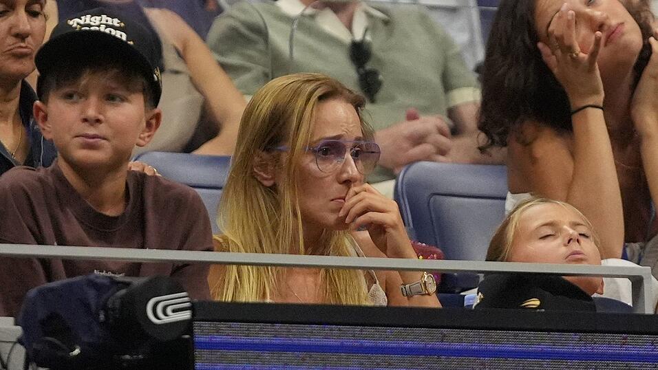 Besorgt verfolgen Djokovic' Ehefrau Jelena und die gemeinsamen Kinder das Spiel. Besorgt verfolgen Djokovic' Ehefrau Jelena und die gemeinsamen Kinder das Spiel.