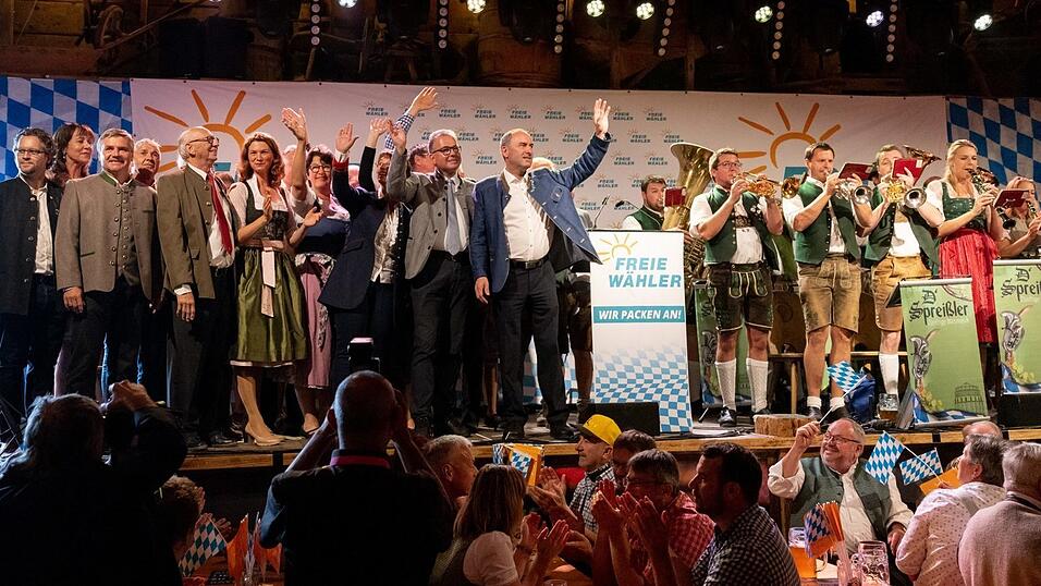 Hubert Aiwanger (M, Freie Wähler), Vorsitzender seiner Partei und stellvertretender Ministerpräsident von Bayern, begrüßt neben Florian Streibl, Vorsitzender der Landtagsfraktion, zu Beginn des politischen Frühschoppens auf dem Volksfest Gillamoos die Gäste im Festsaal. Hubert Aiwanger (M, Freie Wähler), Vorsitzender seiner Partei und stellvertretender Ministerpräsident von Bayern, begrüßt neben Florian Streibl, Vorsitzender der Landtagsfraktion, zu Beginn des politischen Frühschoppens auf dem Volksfest Gillamoos die Gäste im Festsaal.