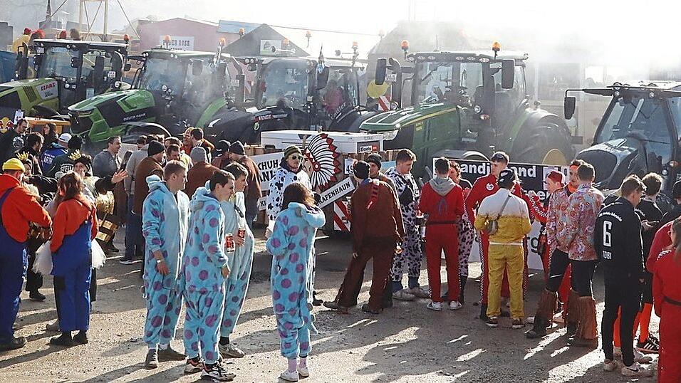 Nein, die Traktoren protestieren nicht wie in den vergangenen Wochen. Auf dem Bild ist die Aufstellung zum Faschingszug in Pfeffenhausen zu sehen. Obwohl: Ein wenig politisch wurde es bei mancher Gruppe dann doch. Nein, die Traktoren protestieren nicht wie in den vergangenen Wochen. Auf dem Bild ist die Aufstellung zum Faschingszug in Pfeffenhausen zu sehen. Obwohl: Ein wenig politisch wurde es bei mancher Gruppe dann doch.