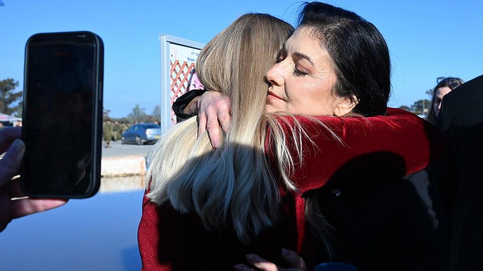 Wirtschaftsministerin Reiche umarmt eine Überlebende des 7. Oktober. Wirtschaftsministerin Reiche umarmt eine Überlebende des 7. Oktober.