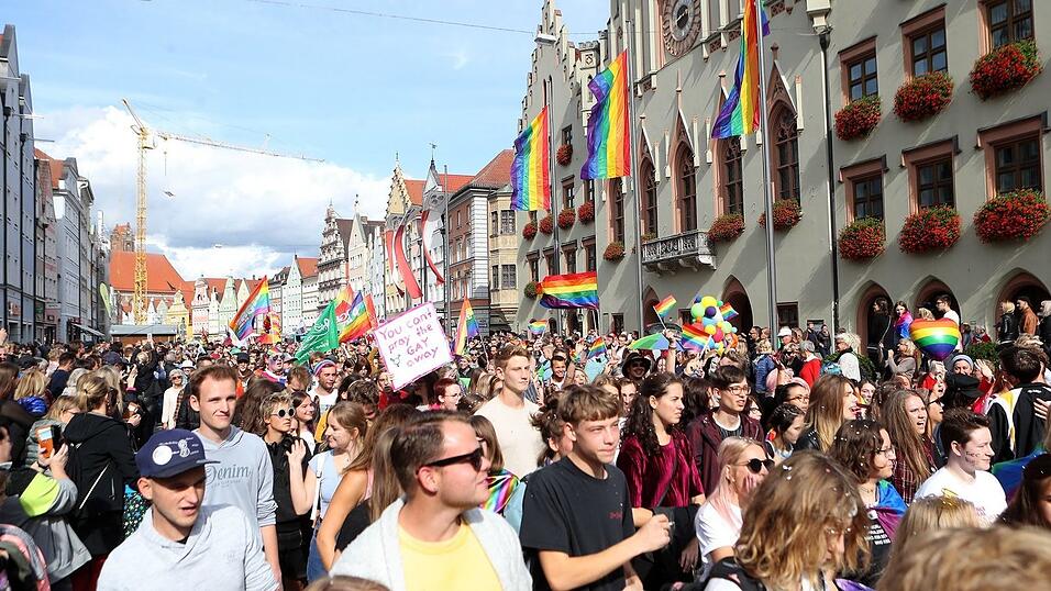 Knapp 2.000 Teilnehmer feierten am Samstag in Landhut den ersten Christopher-Street-Day Niederbayerns.