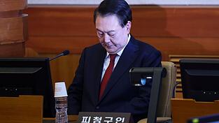 Es ist das erste Mal in der Geschichte S&uuml;dkoreas, dass ein Pr&auml;sident pers&ouml;nlich zu einem Amtsenthebungsverfahren erscheint.