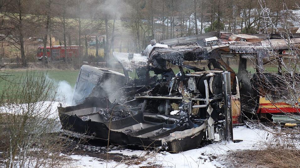 Das Feuer hat die Fahrzeuge zerstört.