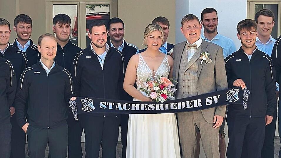 Nach der Trauung erwartet die beiden ein Spalier aus dem Reitverein Neukirchen b. Hl. Blut und dem SV Stachesried, die den Eheleuten gratulierten. Nach der Trauung erwartet die beiden ein Spalier aus dem Reitverein Neukirchen b. Hl. Blut und dem SV Stachesried, die den Eheleuten gratulierten.