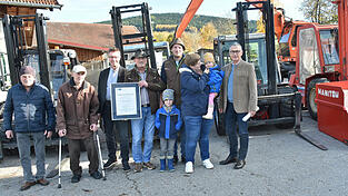Mit einer Ehrenurkunde für 150 Jahre Tradition als Sägewerk zeichnete IHK-Vorstandsmitglied Josef Dischner (3.v.l.) mit Geschäftsführer Richard Brunner (r.) Inhaber Helmut Mathes junior, Helmut Mathes senior, Geschäftsführer Michael Mathes und Sägemeister Thomas Mathes (v.l.) aus, zur Freude auch von Leon, Lela und Melanie Mathes. Mit einer Ehrenurkunde für 150 Jahre Tradition als Sägewerk zeichnete IHK-Vorstandsmitglied Josef Dischner (3.v.l.) mit Geschäftsführer Richard Brunner (r.) Inhaber Helmut Mathes junior, Helmut Mathes senior, Geschäftsführer Michael Mathes und Sägemeister Thomas Mathes (v.l.) aus, zur Freude auch von Leon, Lela und Melanie Mathes.