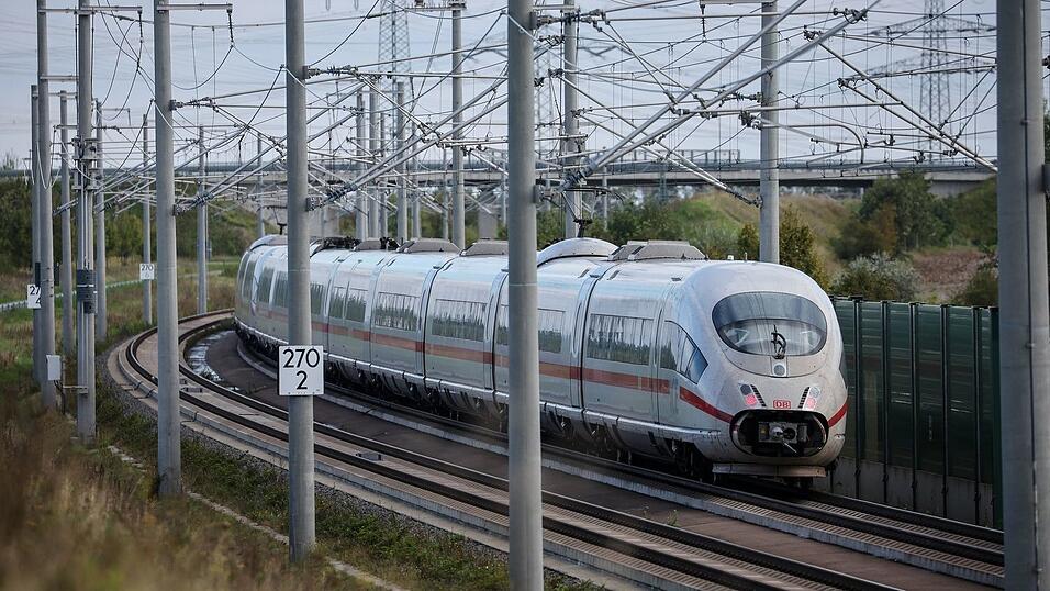 Die Bahn empfiehlt, in den Sommerferien einen Sitzplatz zu reservieren. (Archivbild) Die Bahn empfiehlt, in den Sommerferien einen Sitzplatz zu reservieren. (Archivbild)