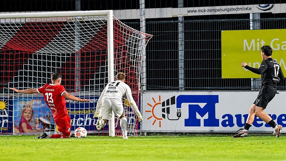 Schreckensmoment am Freitagabend in Hankofen: David Löffler verhindert für den in der Szene bereits geschlagenen Torwart Sebastian Maier die 4:0-Führung für Schwaig, verletzt sich bei der Aktion allerdings und muss nach minutenlanger Behandlungsunterbrechung ausgewechselt werden. Schreckensmoment am Freitagabend in Hankofen: David Löffler verhindert für den in der Szene bereits geschlagenen Torwart Sebastian Maier die 4:0-Führung für Schwaig, verletzt sich bei der Aktion allerdings und muss nach minutenlanger Behandlungsunterbrechung ausgewechselt werden.