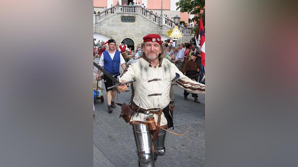 Die schönsten Augenblicke des historischen Drachenstich-Festzuges 2016. Die schönsten Augenblicke des historischen Drachenstich-Festzuges 2016.