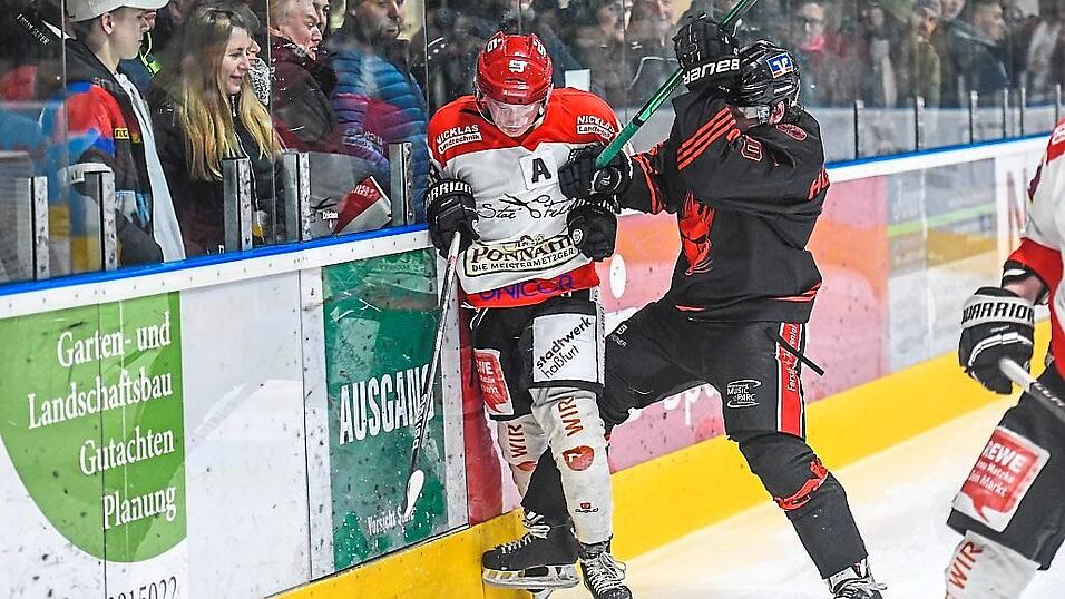 Harte Zweik&auml;mpfe: Max Hofbauer bearbeitet Ha&szlig;furts Alexander Stahl.