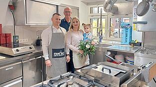 Lászlo Gulyás und seine Frau Katalin Forgács, hier mit Tochter Emily, beleben die Gastronomie im Traditionsgasthaus neu. Zwar vorerst nur für geschlossene Veranstaltungen. „Aber wer weiß, wie es sich entwickelt“, sagt Eigentümer Josef Karl (Mitte).