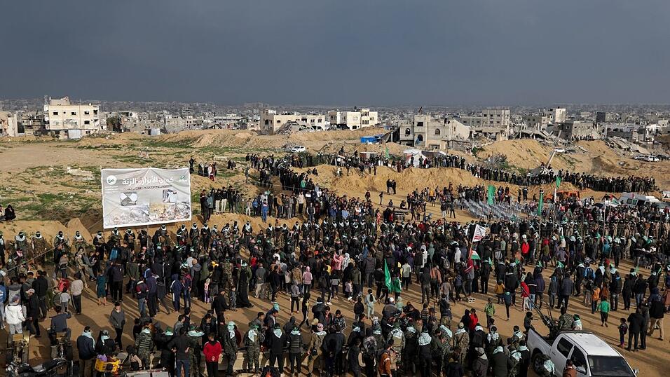 Palästinenser versammeln sich zur Übergabe von vier toten Geiseln.