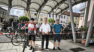 Bürgermeister Hans Schmalhofer (M.) mit Sportwart Kurt Staudinger vom Rad- und Wanderverein Pielweichs (l.) und Ideengeber Dr. Markus Jakob (r.) bei der Auftaktveranstaltung zum Stadtradeln.